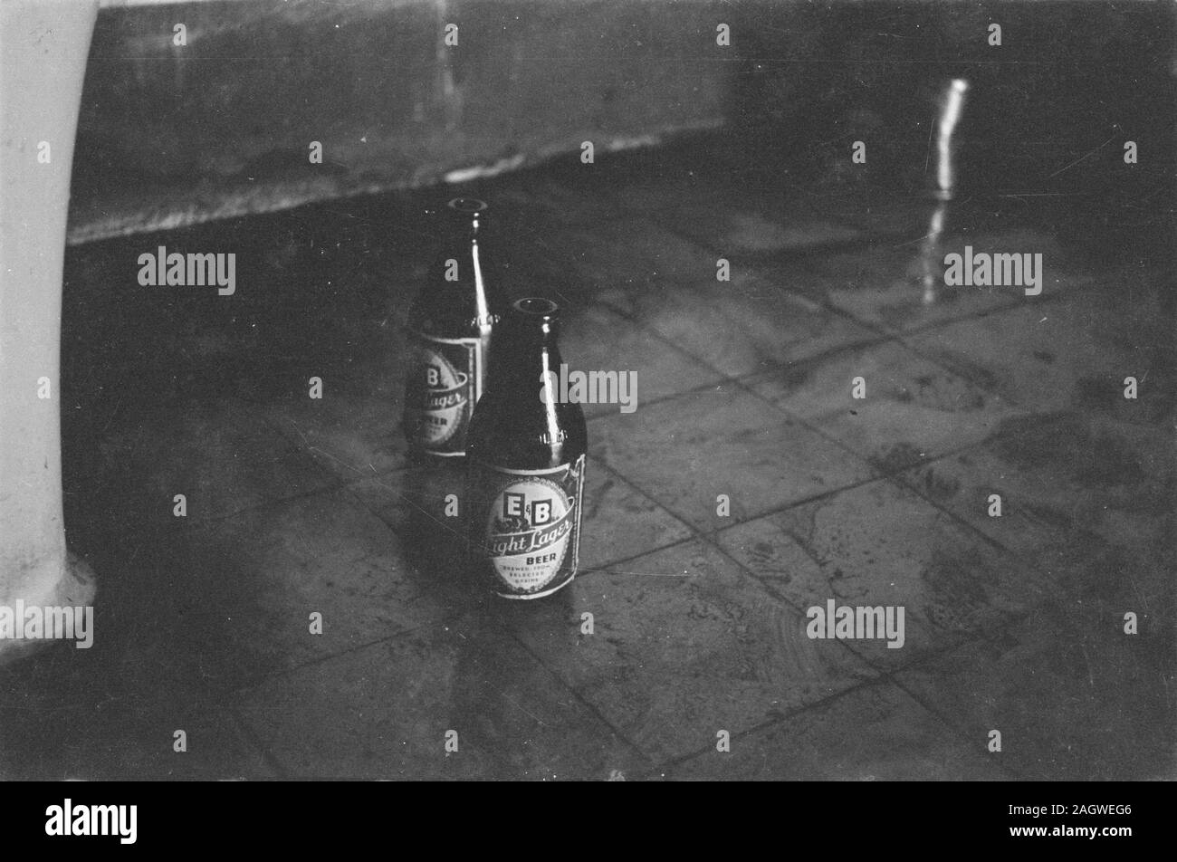 Due bottiglie di birra (dall'E&B marca) ca. 1947 Foto Stock