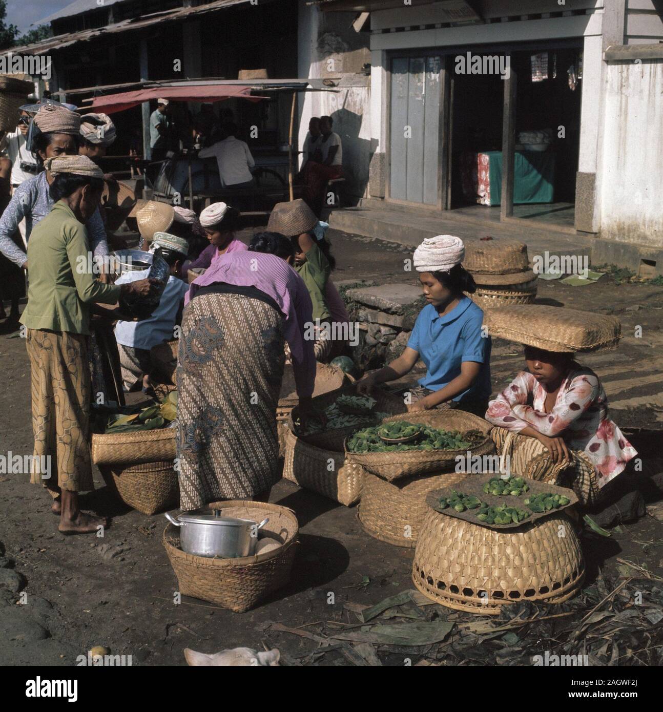 Mercato, probabilmente su Bali - 1 settembre 1971 Ubicazione Bali, Indonesia Foto Stock