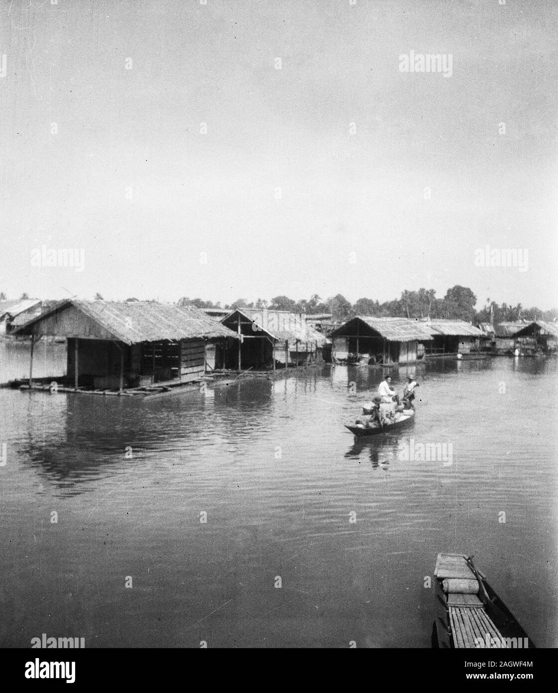 Le case galleggianti negli anni quaranta Indonesia; data 2 gennaio 1948; posizione Indonesia, Jambi, Indie olandesi, Sumatra Foto Stock