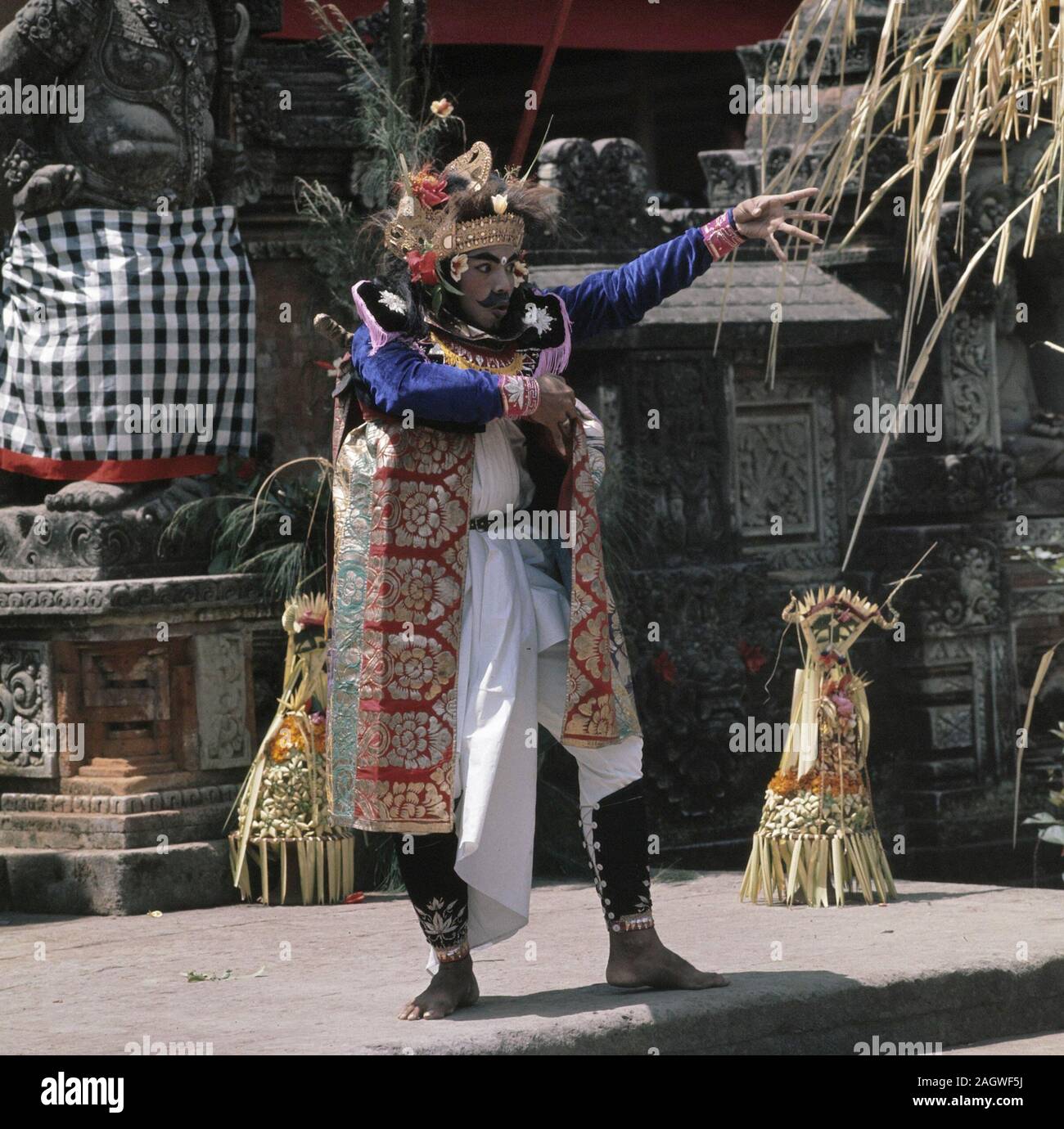 Performance di danza di Bali; data 1 settembre 1971; posizione Bali, Indonesia Foto Stock