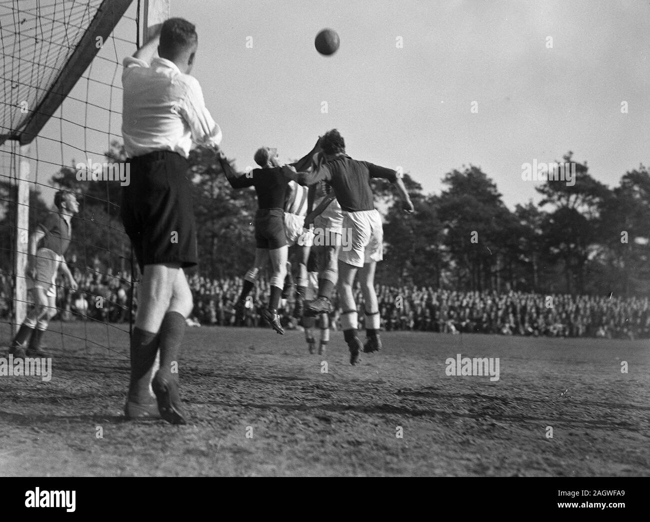 Negli anni quaranta uomini partita di calcio - Wageningen contro AGOVV Ottobre 10, 1947 in Gelderland, Wageningen Foto Stock