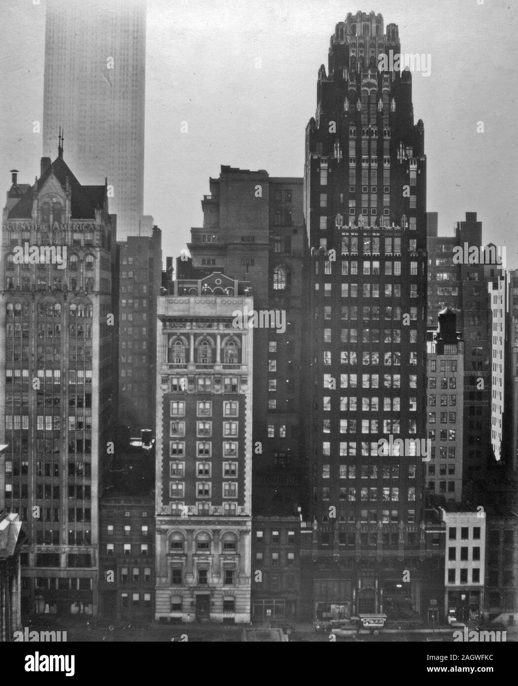 Vista da attraverso il Bryant Park, incl. Scientific American, American radiatore edifici, angolo della libreria; Empire State Building al di là. 40Th Street tra la quinta e la sesta Avenue, Manhattan ca. 1935 Foto Stock