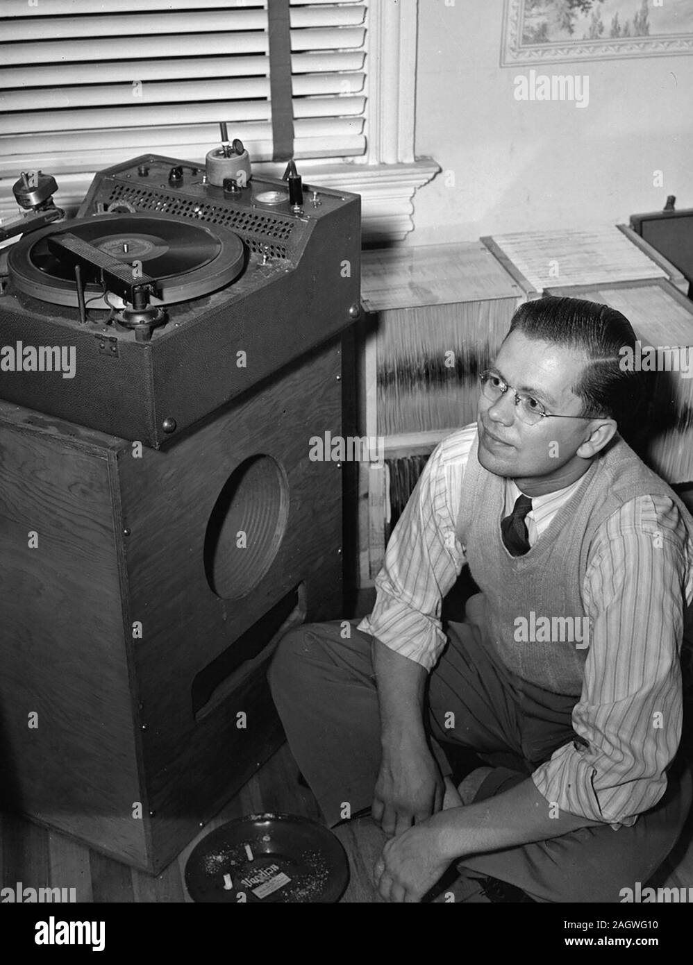 Ritratto di Gordon Gullickson nel suo negozio, 1100 25th Street NW, Washington D.C., ca. Dic. 1941 Foto Stock