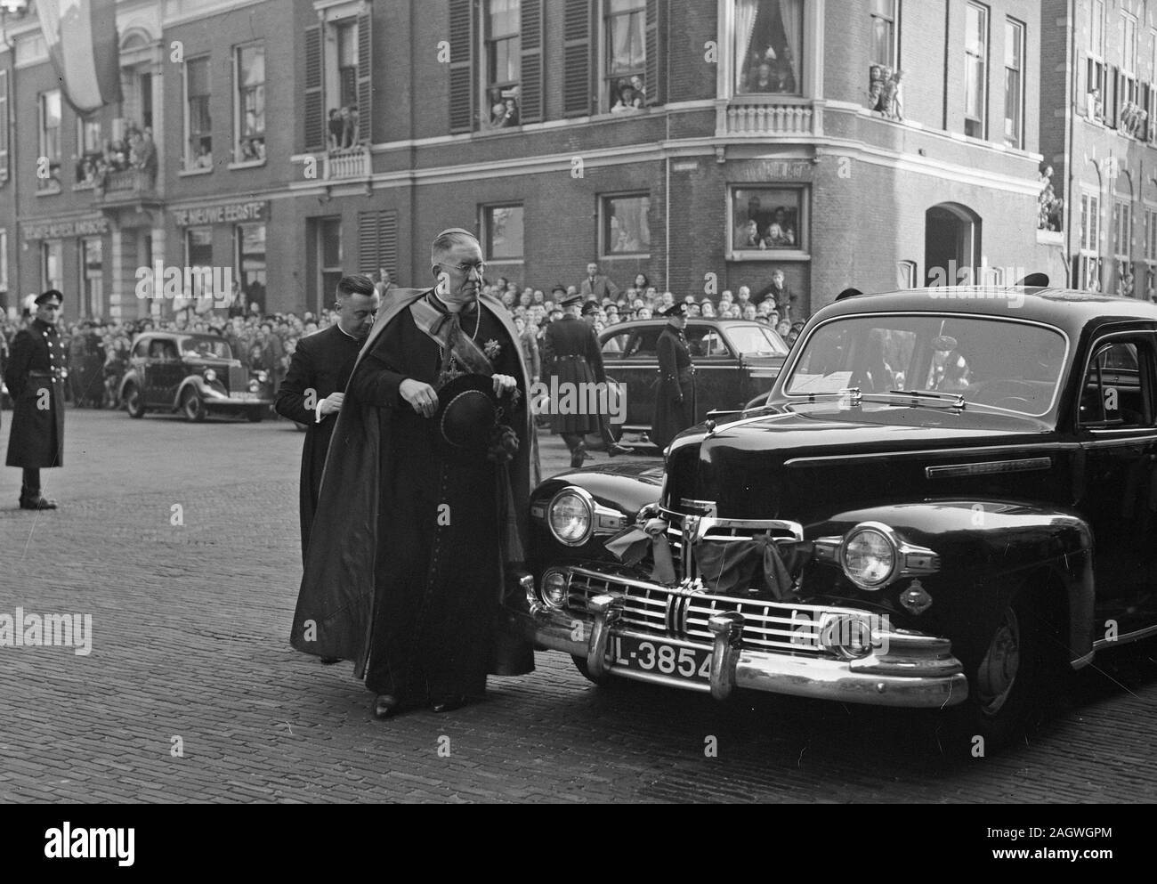 Ottobre 10, 1947 - Battesimo principessa Marijke (Christina) nella chiesa del duomo in Descrizione trecht Arrivo il Cardinale De Jong Foto Stock