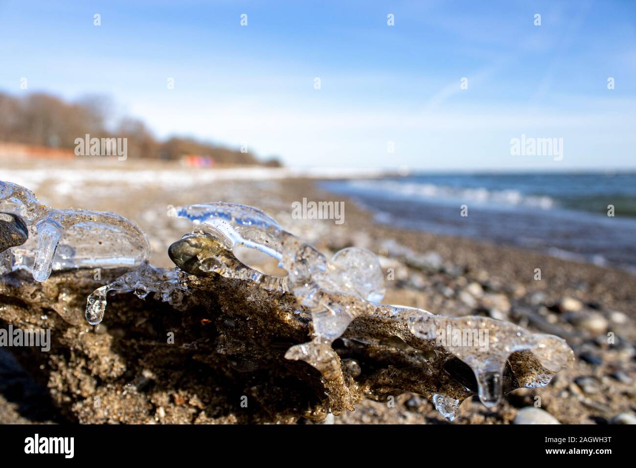 Belle forme di ghiaccio da oggetti in spiaggia Foto Stock