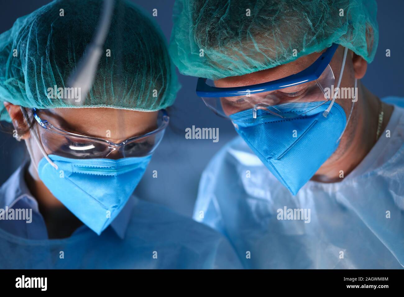Maschio e femmina chirurgo plastico in blu la maschera per il viso Foto Stock