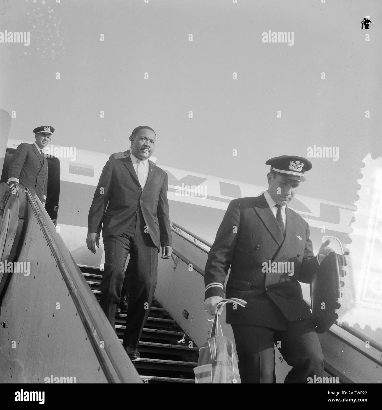 Martin Luther King Jr. arriva in Amsterdam. Martin Luther King Jr. (Gennaio 15, 1929 - Aprile 4, 1968) era un americano ministro cristiano e attivista che divenne il più visibile portavoce e leader del movimento per i diritti civili a partire dal 1955 fino al suo assassinio nel 1968. Nato ad Atlanta, Georgia, Re è meglio conosciuto per far avanzare i diritti civili attraverso la nonviolenza e la disobbedienza civile, ispirato dalla sua fede cristiana e l attivismo non violenta del Mahatma Gandhi. Foto Stock