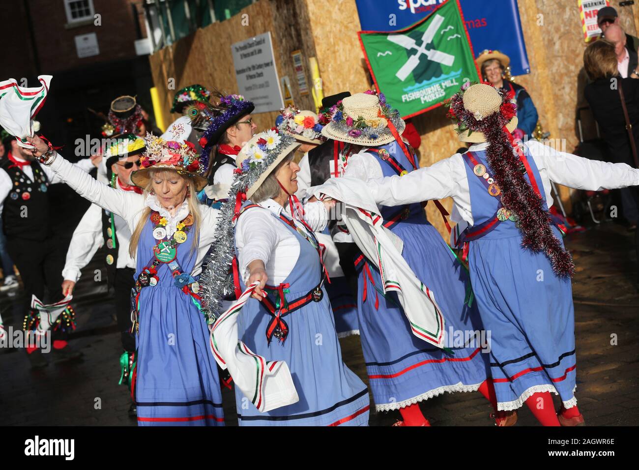 Chichester, Regno Unito. Xxi Dec, 2019. Strano evento inglese dove i membri della carriola Club di Chichester donare pacchi alimentari per gli anziani e poi ruota il sindaco di ritorno nel centro città in una carriola. Questo è il 123carriola esegui. La carriola Club di Chichester si riferisce all'antica Corporation di St Pancras fondata nel 1689 per celebrare Guglielmo d Orange accedere al trono. È la più lunga istituito dining club nel Regno Unito. Nella foto è azione dallo storico evento che si svolgerà. Credito: Sam Stephenson/Alamy Live News Foto Stock