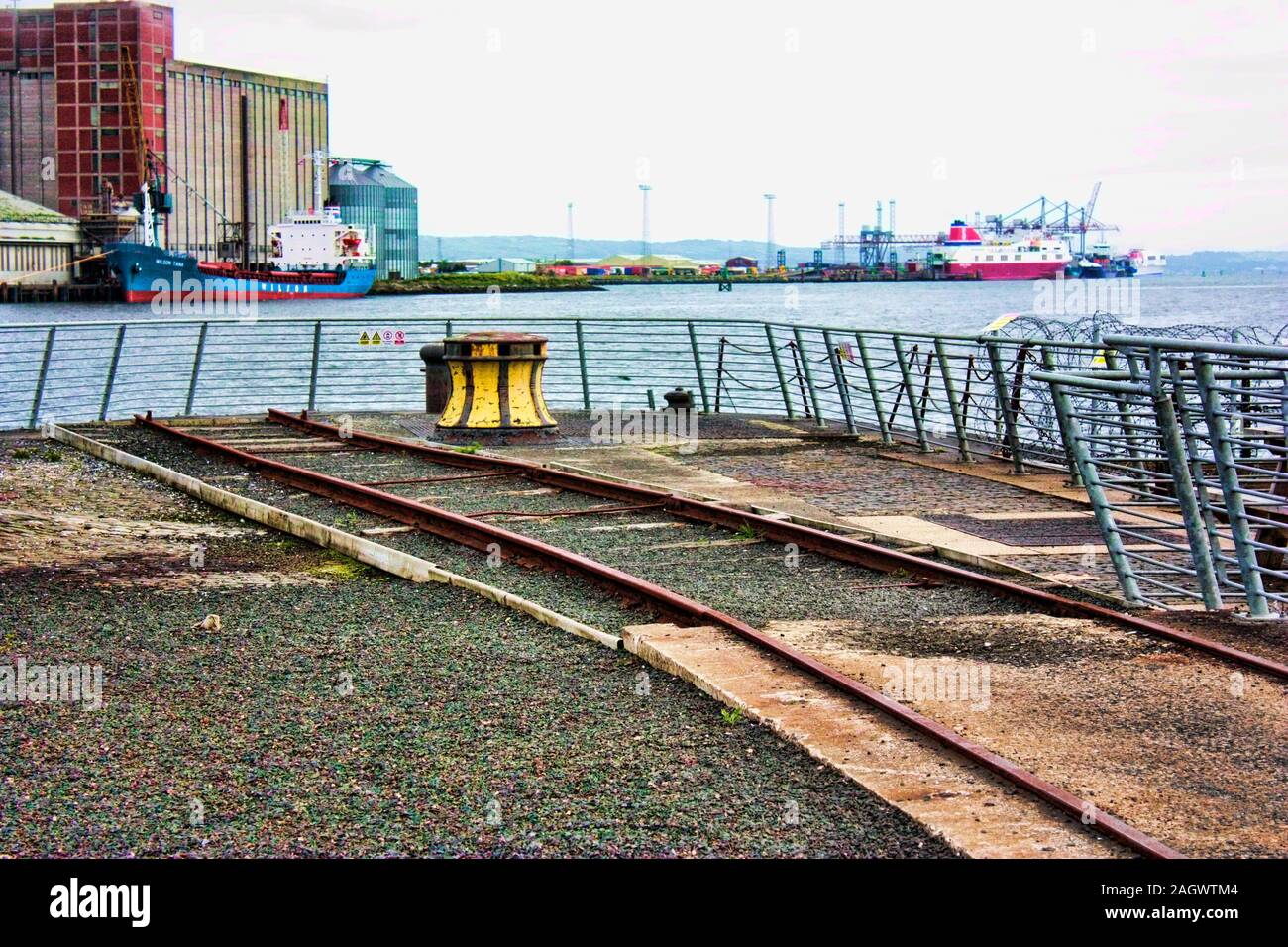 Una vista dal terreno al lato del dock, del bacino di carenaggio a Belfast in Irlanda del Nord. Il bacino di carenaggio una volta ospitava il famoso Titanic nave. Il ra Foto Stock