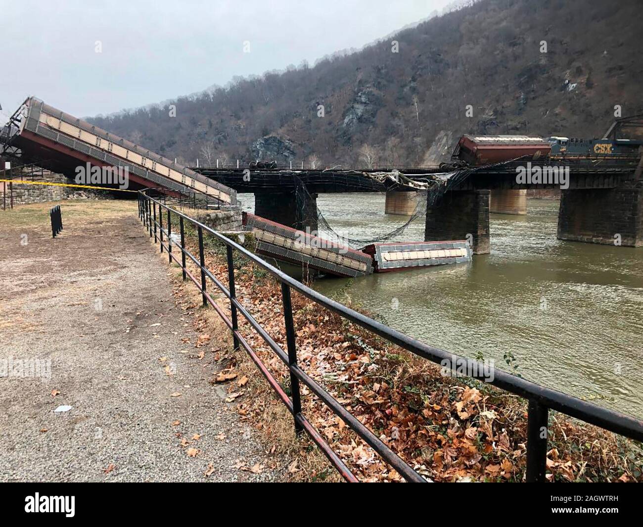 Questa foto fornite da Washington County, Md., mostra una linea di trasporto treno nel fiume Potomac Sabato, 21 dicembre 2019, nei pressi di harpers Ferry, W.Va. CSX ha detto in una dichiarazione che non ci sono stati feriti come sette automobili deragliato Sabato precoce. Si dice che tutte le vetture erano vuoti e non i materiali pericolosi sono stati coinvolti. (Washington County, Md. tramite AP) Foto Stock