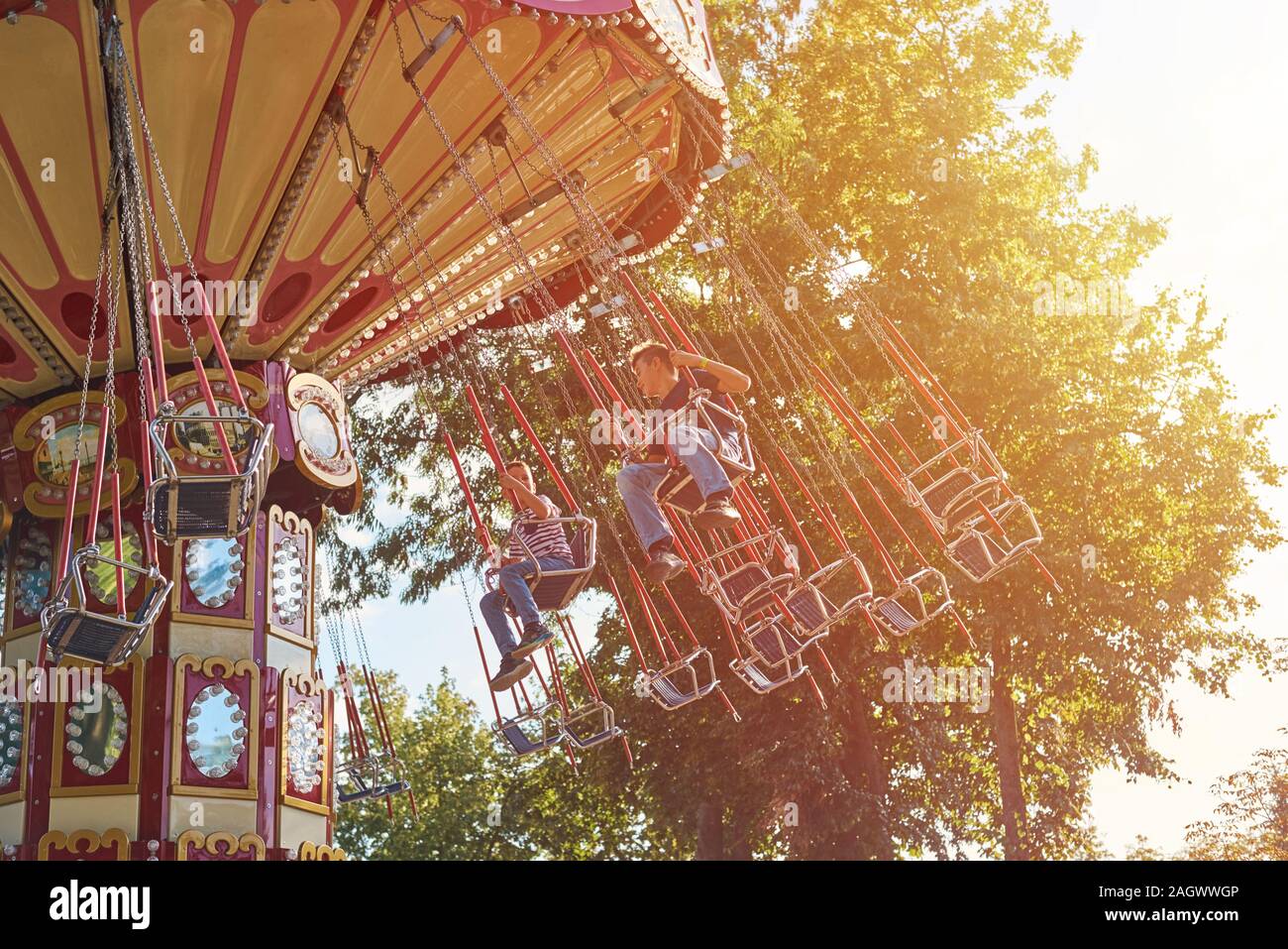 Giostra catena merry-go-round nel parco divertimenti Foto Stock