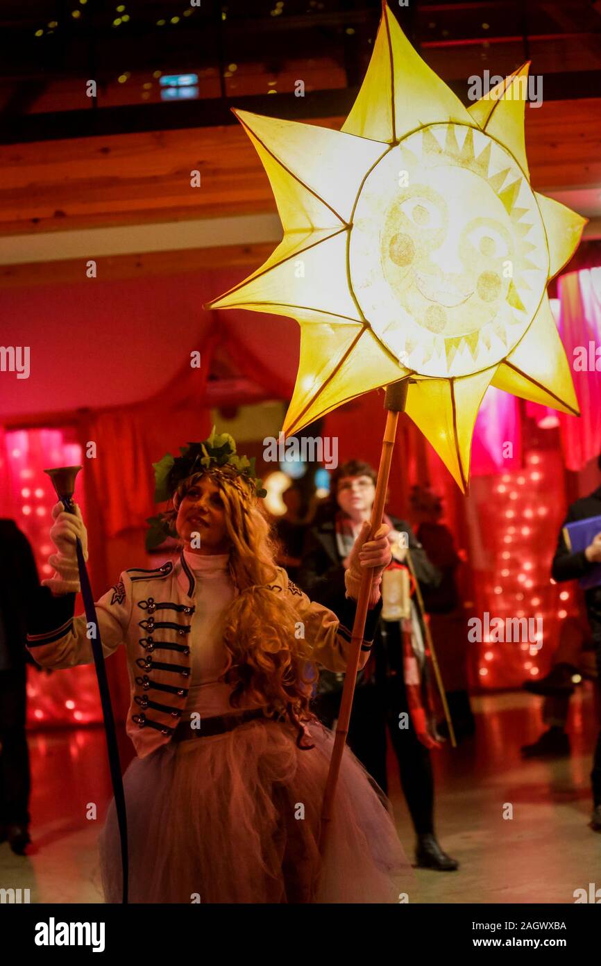 Vancouver, Canada. Xxi Dec, 2019. Un reveller pone con una lanterna durante il solstizio d'Inverno Festival in Vancouver, Canada, 21 dicembre 2019. Credito: Liang Sen/Xinhua/Alamy Live News Foto Stock