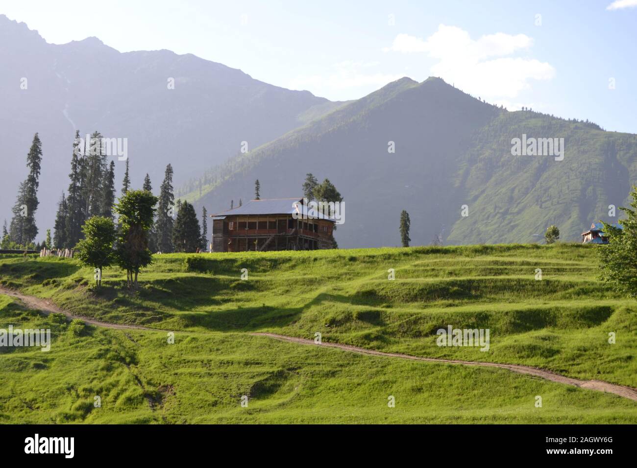 Arang Kel è situato nella valle di Neelum, Jamu Azad Kashmir e Pakistan. Si tratta di un prato verde accessibile dopo aver attraversato il fiume Neelum. Foto Stock