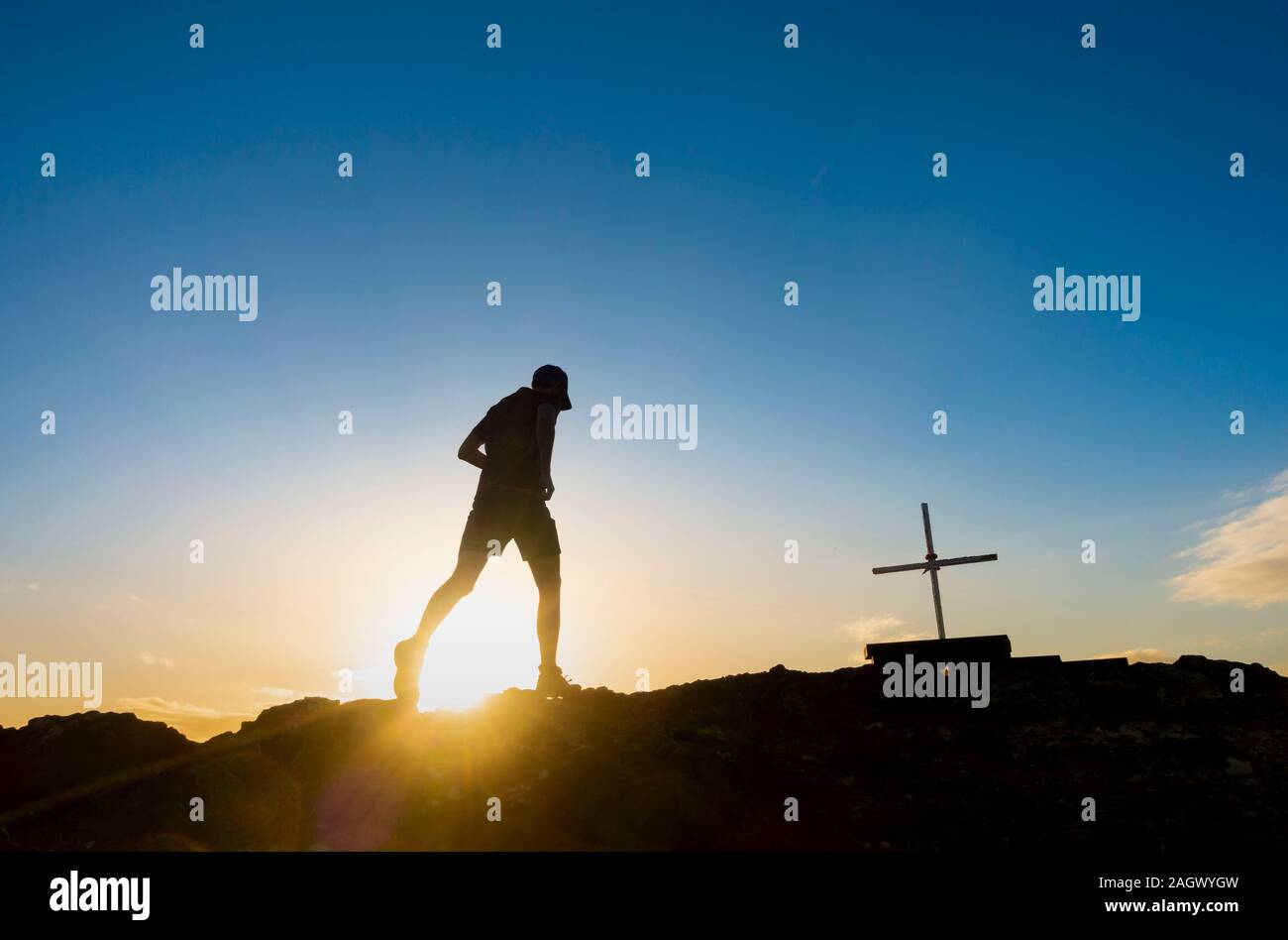 Gran Canaria Isole Canarie Spagna. Il 22 dicembre 2019. Meteo: Sentiero guida sul vertice di montagna all alba di un glorioso domenica mattina su Gran Canaria. Credito: Alan Dawson/Alamy Live News Foto Stock