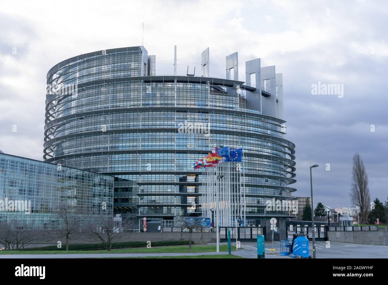 Strasburgo, Bas-Rhin / Francia - 14. Dicembre, 2019: vista orizzontale della Unione Europea Parlament edificio e bandiere di tutti gli Stati membri in Strasbo Foto Stock