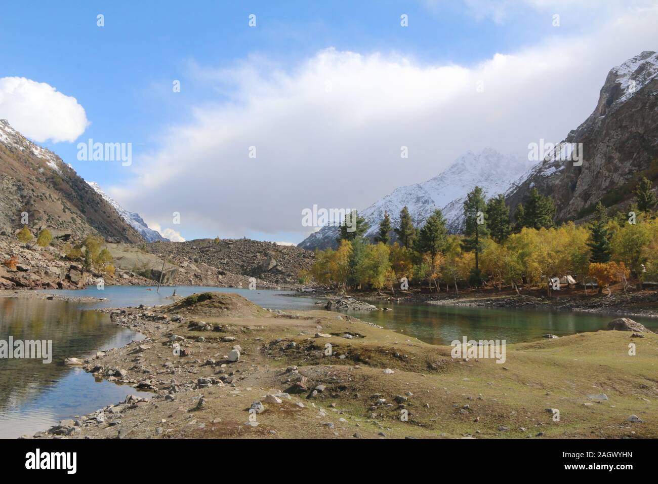 Il Lago Blu è situato nella valle di Naltar, Gilgit-Baltistan, Pakistan e riflette il multi-colori. Un 7,027 m alto Sapntik picco è anche lì. Foto Stock