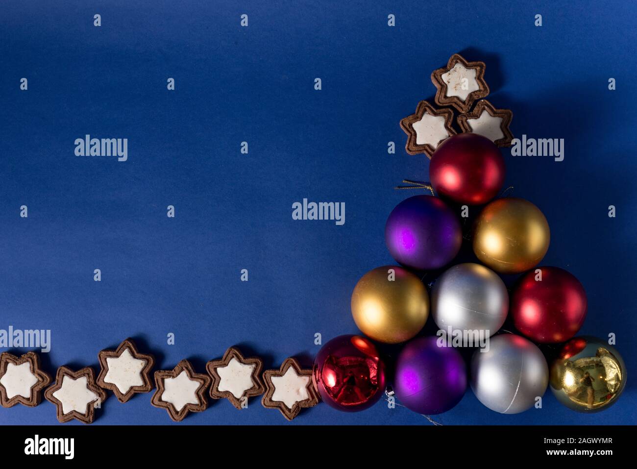 Biscotti Di Natale 2020.2020 Anno Nuovo Alternative Di Alberi Di Natale Biscotti Fatti In Casa Decorazione Per Alberi Di Natale Sfere Giacenti Su Uno Sfondo Blu Close Up Il Layout Orizzontale Foto Stock Alamy