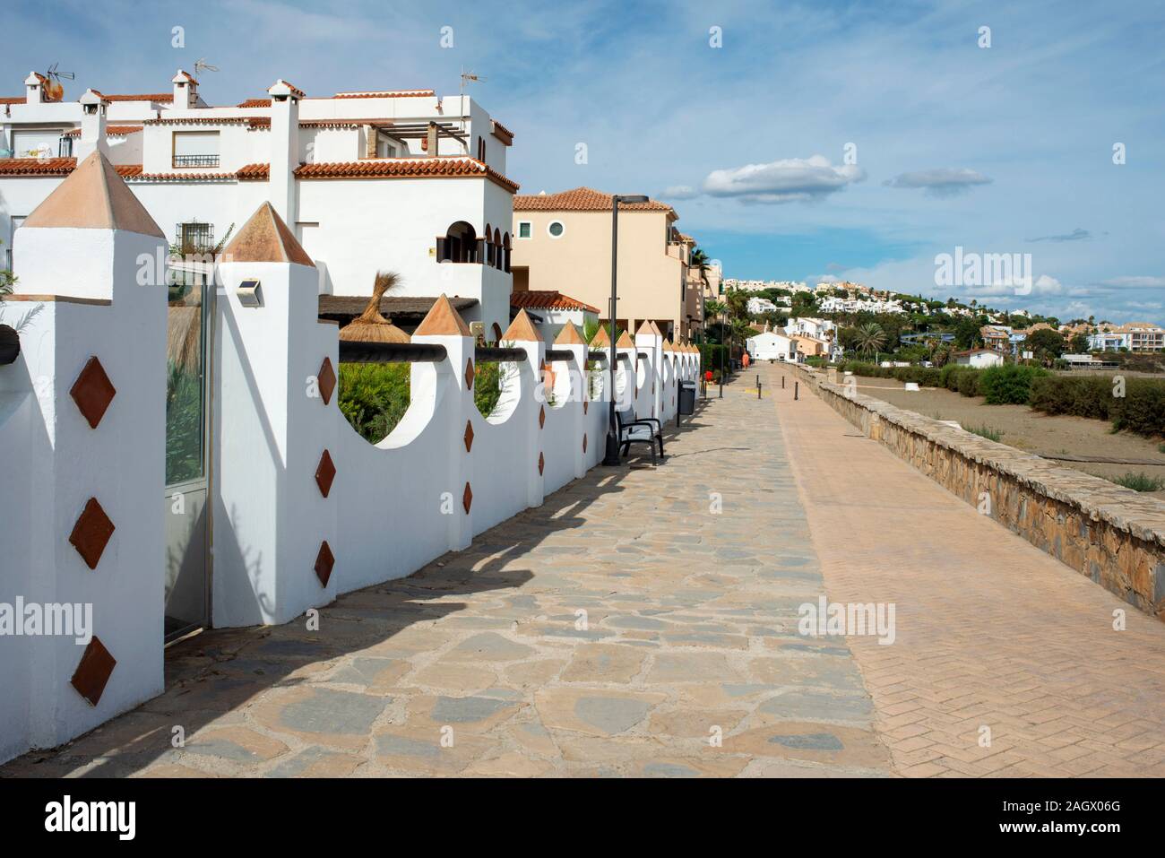 Casares villaggio bianco pueblo blanco, Costa del Sol, provincia di Malaga, Andalusia Spagna Foto Stock