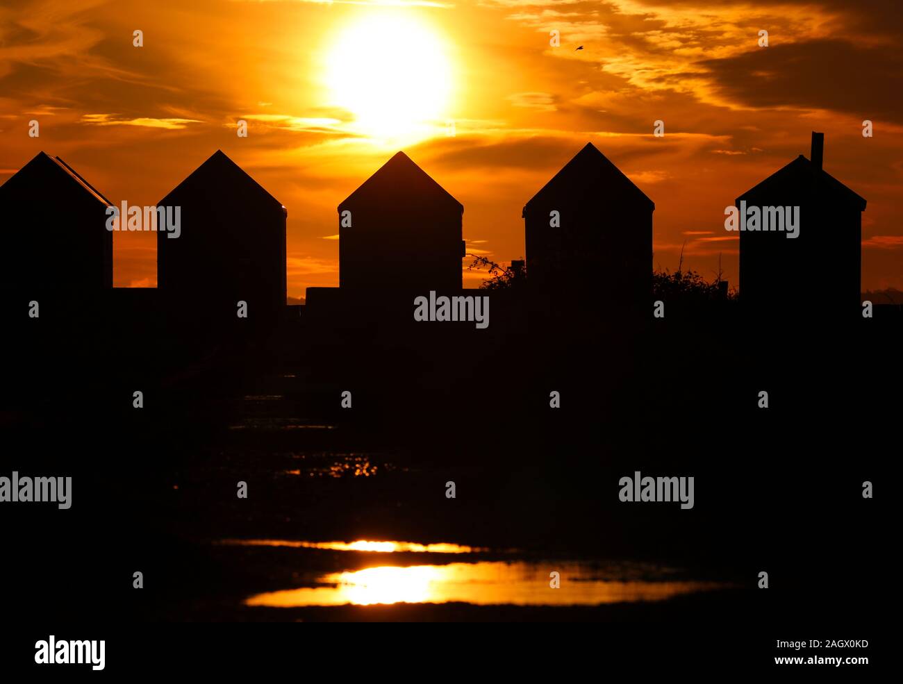 New Forest, Hampshire, Regno Unito. Il 22 dicembre 2019. Regno Unito Meteo: un bel solstizio d'inverno sunrise a Calshot spiaggia nella nuova foresta, iniziando il giorno più corto dell'anno. Credit Stuart Martin/Alamy Live News Foto Stock