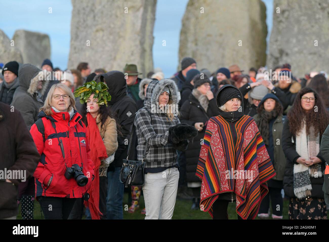 Wiltshire, Regno Unito. 22 Dic, 2019. Festaioli a Stonehenge benvenuti l'alba del solstizio d'inverno il giorno più corto dell'anno. Il sole è salito a 08;04am ufficiale e la Solstice nell emisfero nord era a 04.19am domenica 22 dicembre 2019. Pagan festeggiare più lunghe ore di buio e il ritorno del sole come giorni di ottenere più fino a quando il solstizio d'estate. Credito: MARTIN DALTON/Alamy Live News Foto Stock