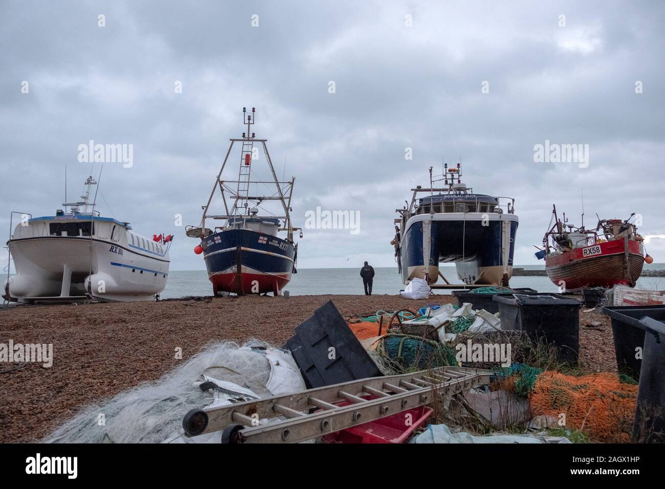 Hastings, East Sussex, Regno Unito. Il 22 dicembre 2019. Coperto con pioggia intermittente all alba del giorno più corto al solstizio d'inverno, ma con le magie di sole previsioni. Foto Stock