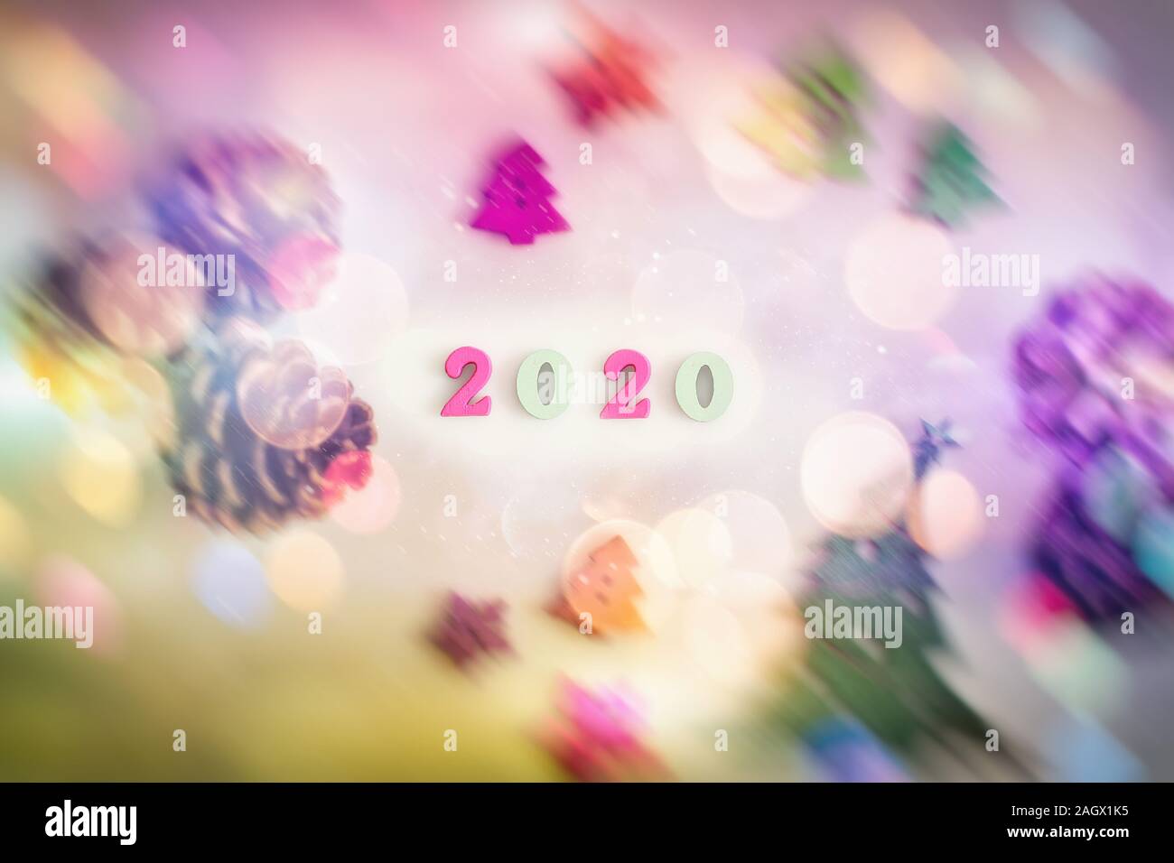 Nuovo anno celebrazione festosa e sfondo con 2020, il simbolo del fiocco di neve e le decorazioni di Natale vista dall'alto. Foto Stock
