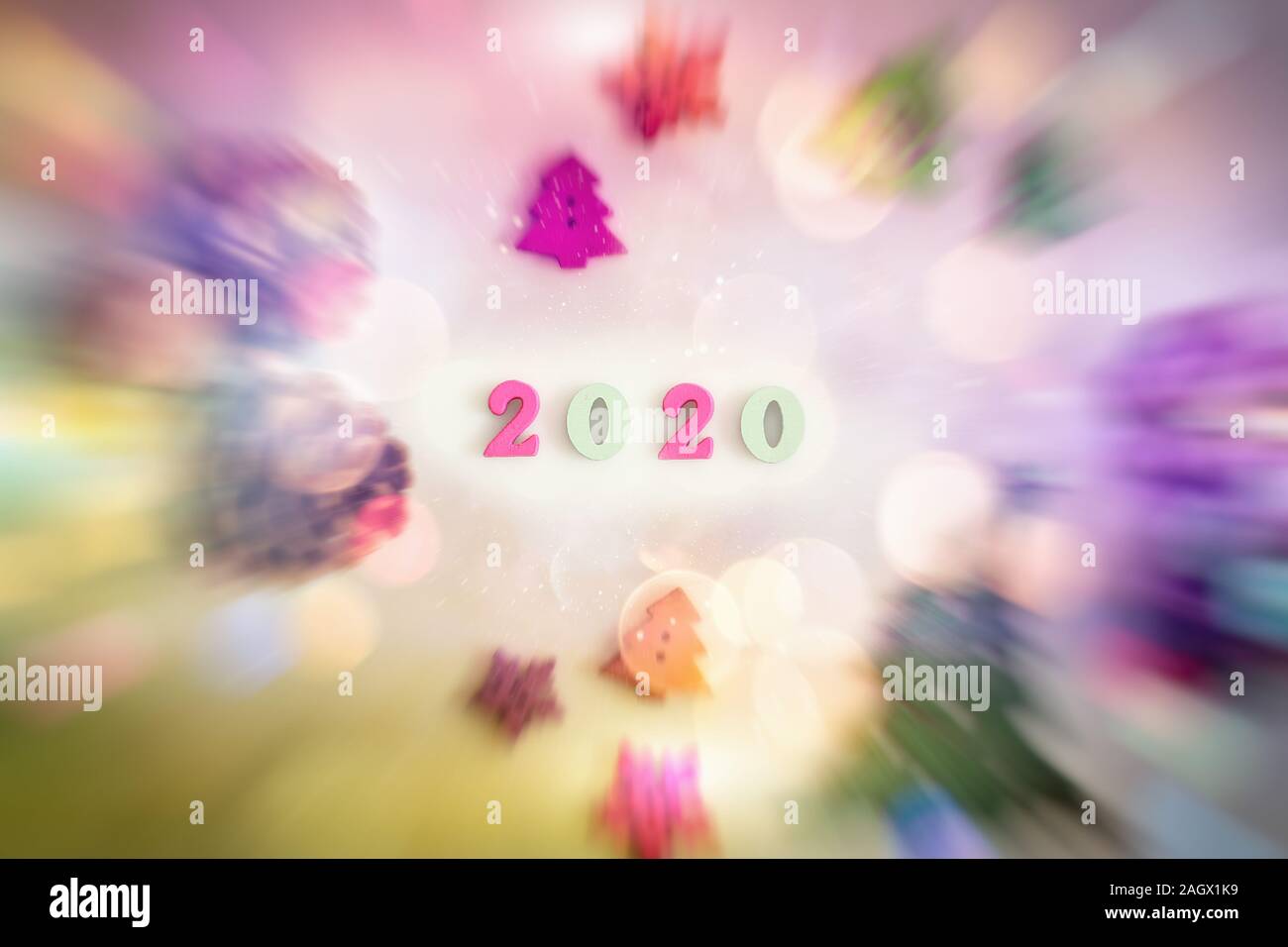 Nuovo anno celebrazione festosa e sfondo con 2020, il simbolo del fiocco di neve e le decorazioni di Natale vista dall'alto. Foto Stock