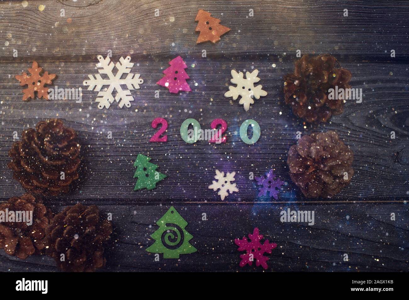 Nuovo anno celebrazione festosa e sfondo con 2020, il simbolo del fiocco di neve e le decorazioni di Natale vista dall'alto. Foto Stock