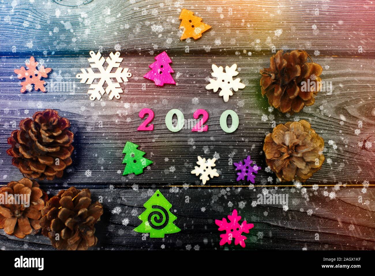 Nuovo anno celebrazione festosa e sfondo con 2020, il simbolo del fiocco di neve e le decorazioni di Natale vista dall'alto. Foto Stock
