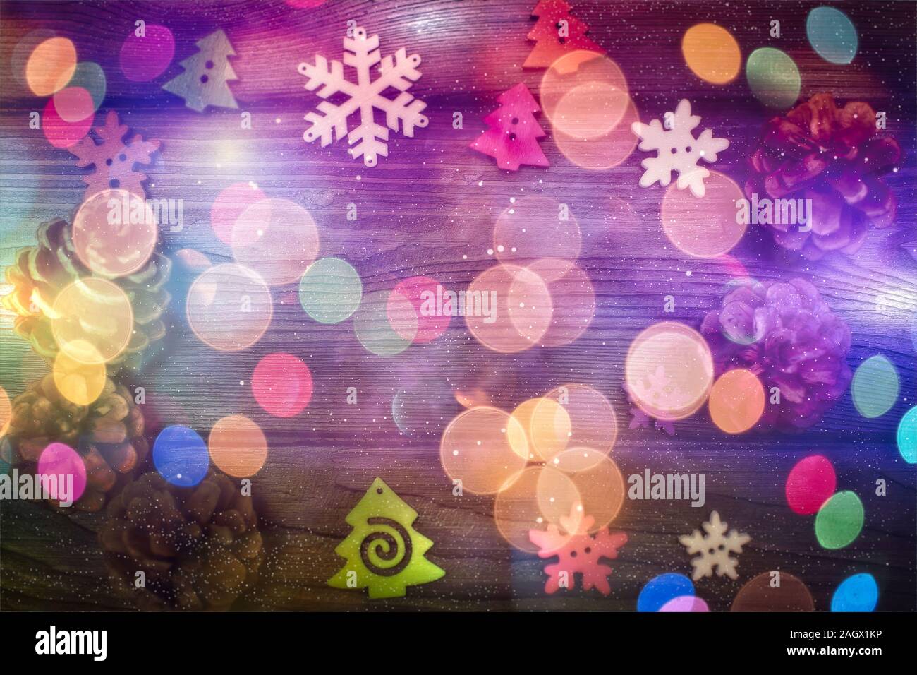Nuovo anno celebrazione festosa e sfondo con 2020, il simbolo del fiocco di neve e le decorazioni di Natale vista dall'alto. Foto Stock