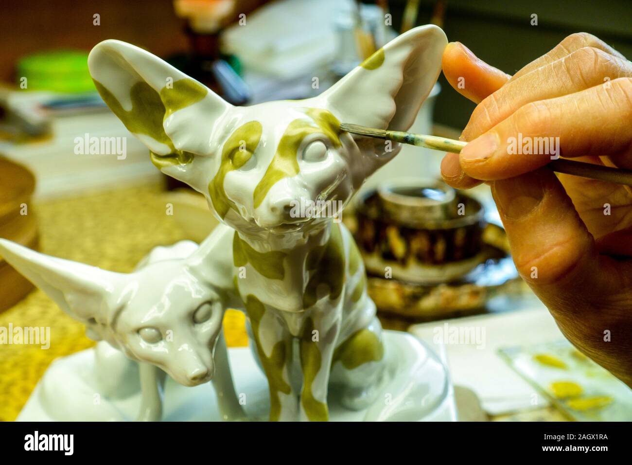 Meissen porcellana figure art workshop donna pittura Fennec Fox serie animale Meissen Germania Arte artigianato tedesco Foto Stock