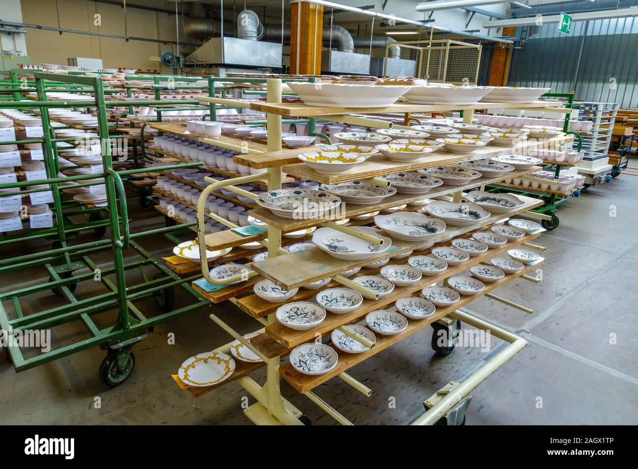 Piastre di cipolla blu Meissen, produzione di porcellana Meissen Germania Foto Stock