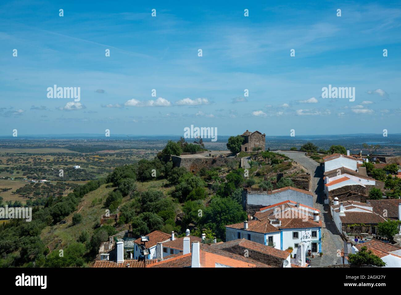 Ansicht von oben auf die Ortschaft Monsaraz mit Blick auf die Landschaft und die naheliegenden Grenze zwischen Portogallo und Spanien Foto Stock