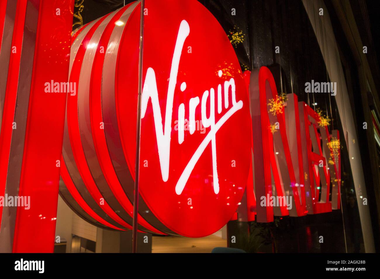 Vergine di uscita di denaro e logo su London Kensington, London, Regno Unito Foto Stock