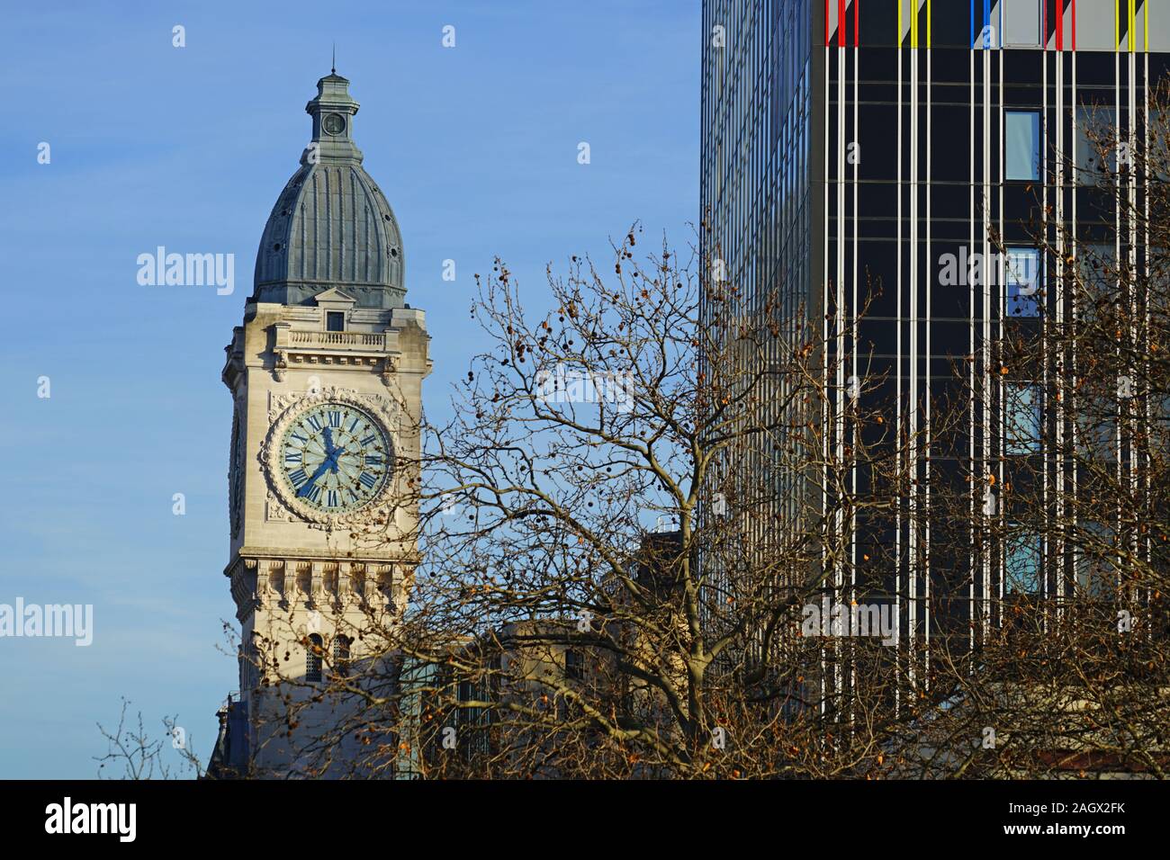 Parigi, Francia -18 dic 2019- vista esterna della storica stazione ferroviaria Gare de Lyon, costruita per il 1900 Parigi World Exposition. Esso include la landm Foto Stock