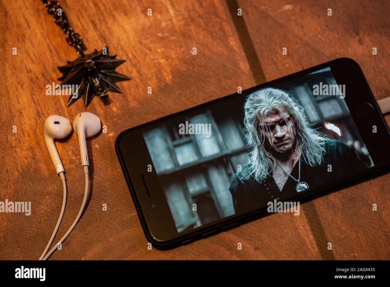 NIZHYN,Ucraina/21 Dicembre 2019: Geralt's witcher il medaglione e iPhone con Henry Cavill dal nuovo Netflix premiere della serie TV "The Witcher' sul Foto Stock