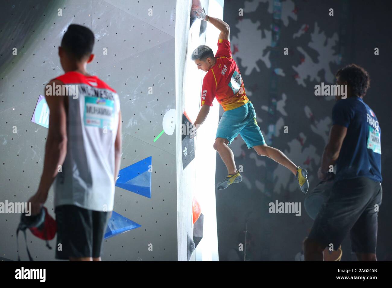 TOULOUSE, Francia - 28 NOV 2019: Alberto Gines Lopez durante l'uomo Bouldering qualificazione dell'Arrampicata Sportiva combinata di qualificazione olimpica nel torneo di Tolosa, Francia (Photo credit: Mickael Chavet) Foto Stock