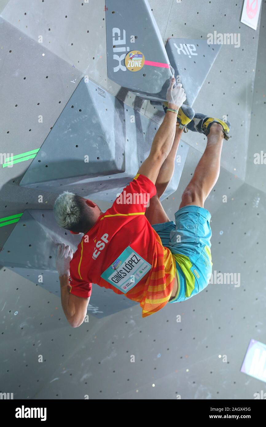 TOULOUSE, Francia - 28 NOV 2019: Alberto Gines Lopez durante l'uomo Bouldering qualificazione dell'Arrampicata Sportiva combinata di qualificazione olimpica nel torneo di Tolosa, Francia (Photo credit: Mickael Chavet) Foto Stock