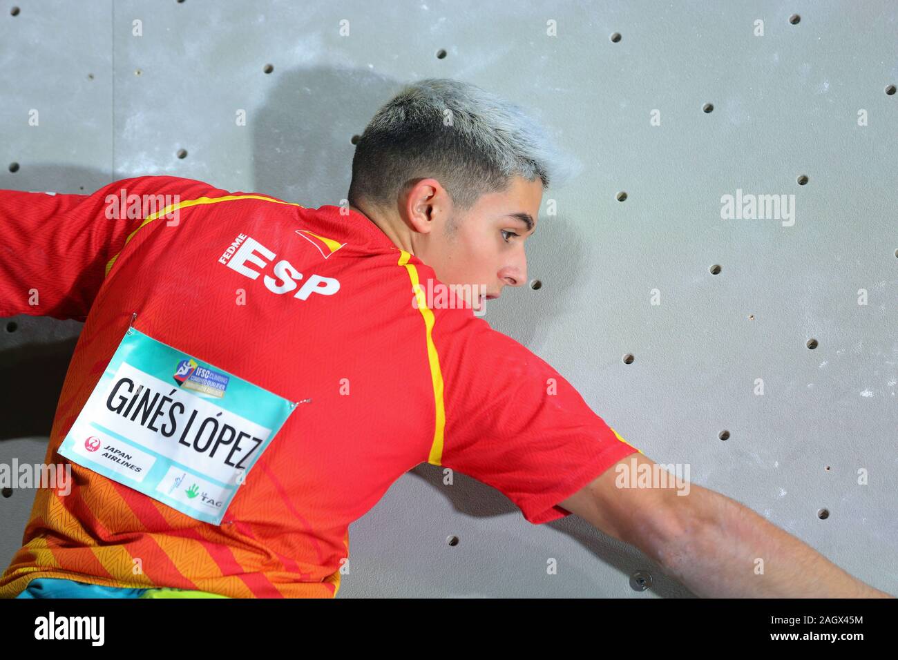 TOULOUSE, Francia - 28 NOV 2019: Alberto Gines Lopez durante l'uomo Bouldering qualificazione dell'Arrampicata Sportiva combinata di qualificazione olimpica nel torneo di Tolosa, Francia (Photo credit: Mickael Chavet) Foto Stock