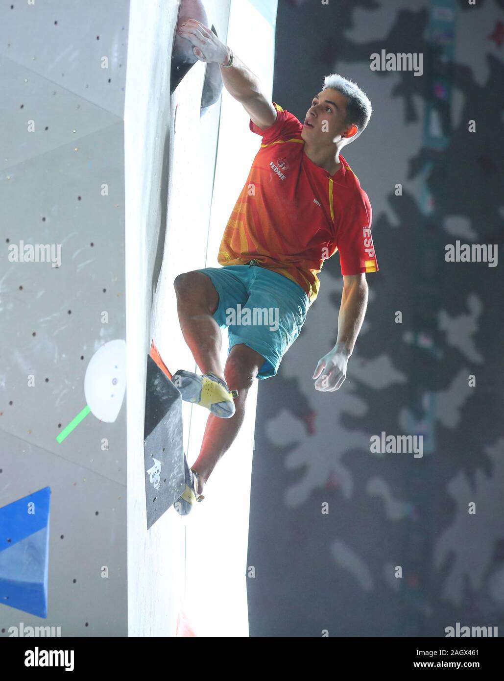 TOULOUSE, Francia - 28 NOV 2019: Alberto Gines Lopez durante l'uomo Bouldering qualificazione dell'Arrampicata Sportiva combinata di qualificazione olimpica nel torneo di Tolosa, Francia (Photo credit: Mickael Chavet) Foto Stock