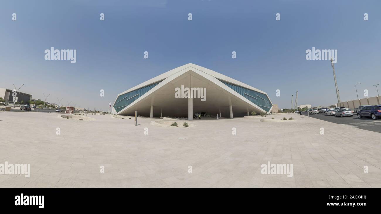 Una delle prime biblioteche pubbliche nella zona del Golfo Persico, Qatar National Library è uno dei principali punti di riferimento di Doha. Qui la sua forma moderna Foto Stock