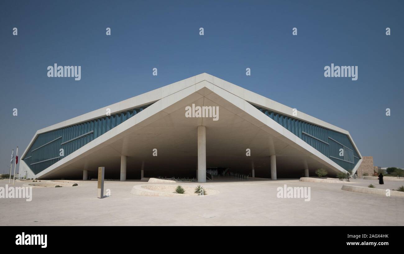 Una delle prime biblioteche pubbliche nella zona del Golfo Persico, Qatar National Library è uno dei principali punti di riferimento di Doha. Qui la sua forma moderna Foto Stock