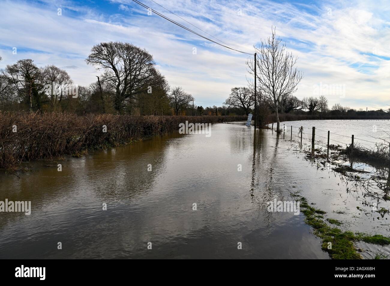 Lewes Regno Unito 22 Dicembre 2019 - Inondazioni in tutto Barcombe mulini nelle vicinanze del Lewes in East Sussex come più meteo e avvisi di inondazioni sono state rilasciate in Gran Bretagna dopo giorni di pioggia : credito Simon Dack / Alamy Live News Foto Stock