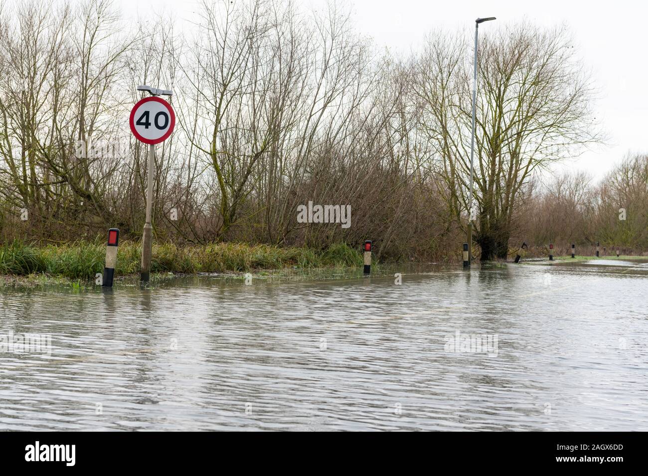 Norwich, Regno Unito. 22 Dic, 2019. Il Fiume Great Ouse inondazioni strade e terreni agricoli dopo diversi giorni di pioggia. L'Agenzia dell'ambiente ha emesso numerosi avvisi di inondazione attraverso il Regno Unito come il prolungato periodo di wet inverno meteo ha causato grandi accumuli di acqua nei sistemi di fiume. Il Ouse lavaggi sono parte del Fenland sistema di drenaggio e sono progettati per flood di rilasciare acqua nel piatto paesaggio. Credito: Julian Eales/Alamy Live News Foto Stock