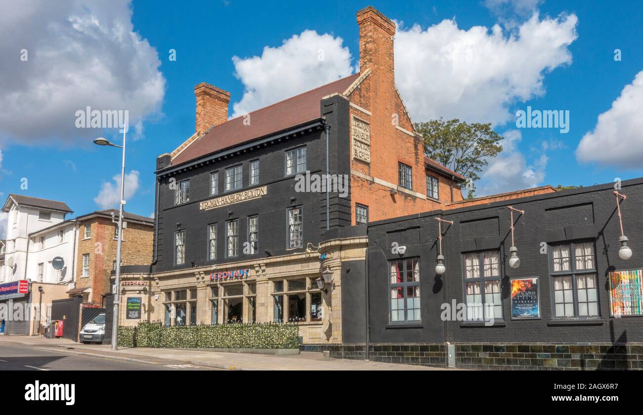 Il Aeronaut, un pub, food & entertainment stabilimento in vecchie birrerie locali di Truman, Hanbury, Buxton. High Street, Acton, London W3, England, Regno Unito Foto Stock