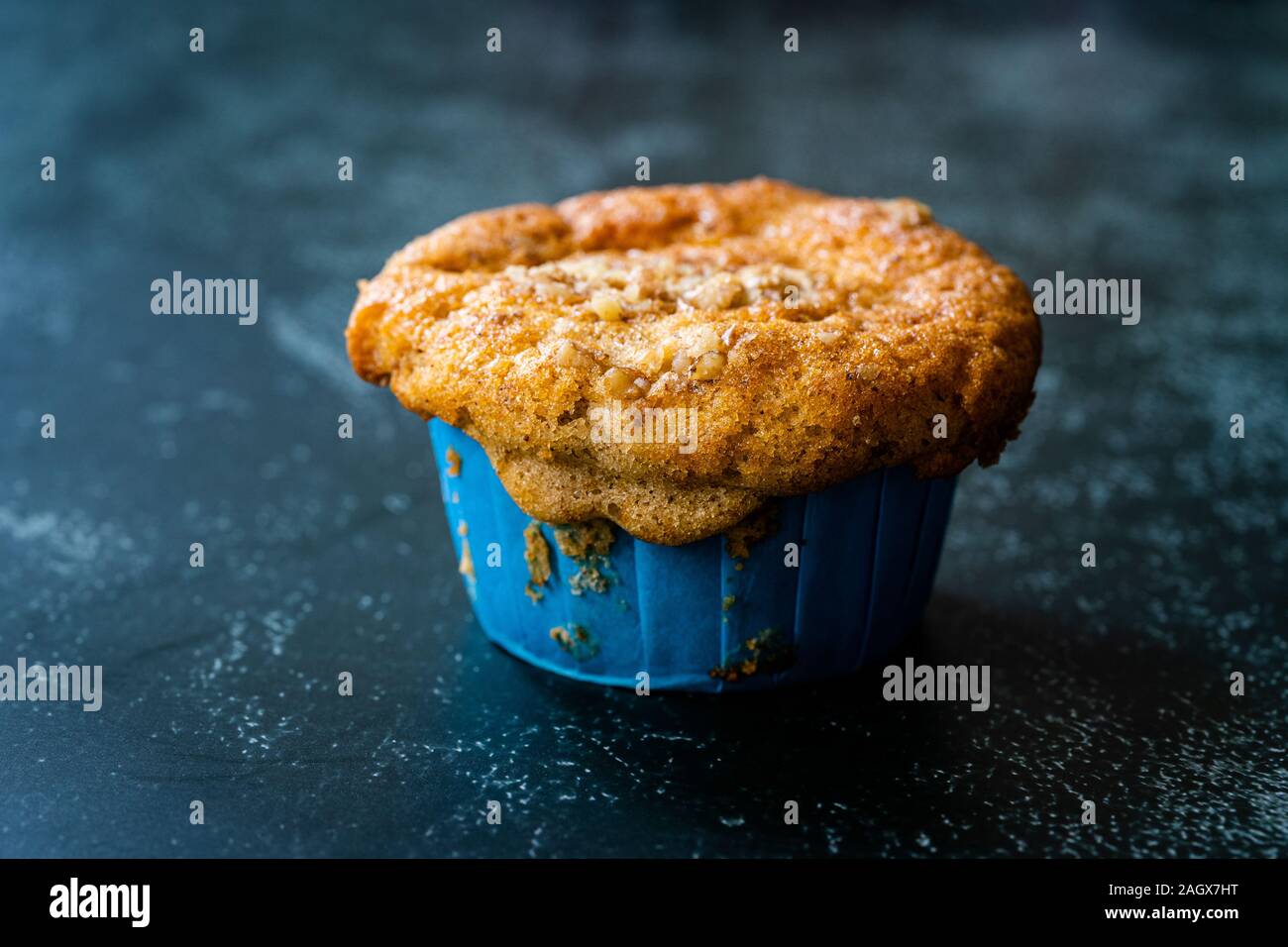 In casa autunno Muffin di zucca con polvere di nocciole e riempito con fette di mela. Snack dolci. Foto Stock