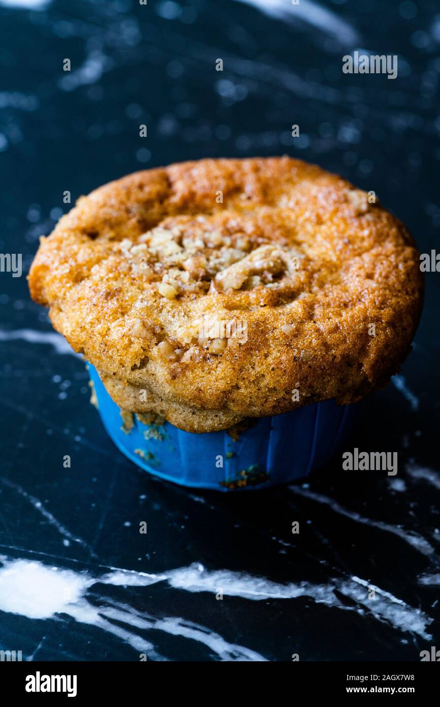 In casa autunno Muffin di zucca con polvere di nocciole e riempito con fette di mela. Snack dolci. Foto Stock