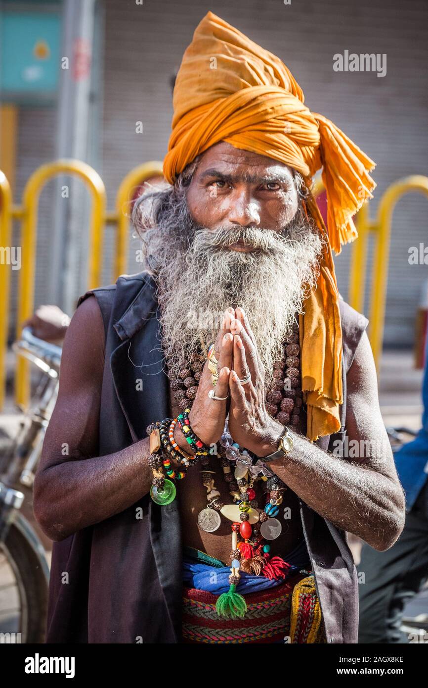 VARANASI, India - 18 Marzo 2017: uomo santo holding pregando in Varanasi (India). Foto Stock