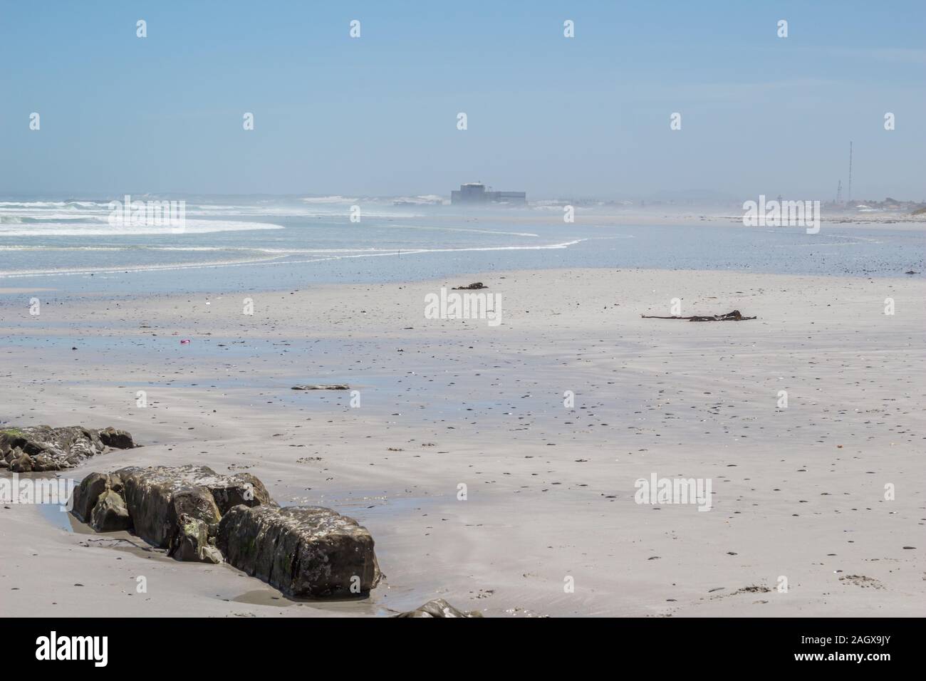 Koeberg centrali nucleari la distanza vicino Melkbosstrand beach Foto Stock