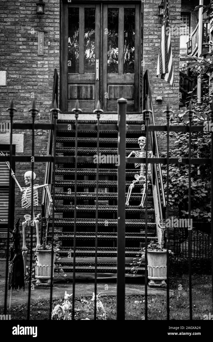 Decorazione di Halloween di fronte a una casa, Chicago, Illinois, Stati Uniti d'America Foto Stock